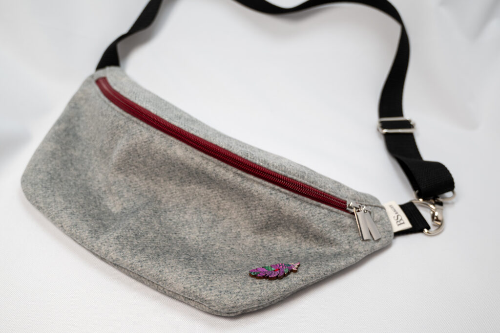 Klasyczna - Jasna Szarość z Akcentem Bordo