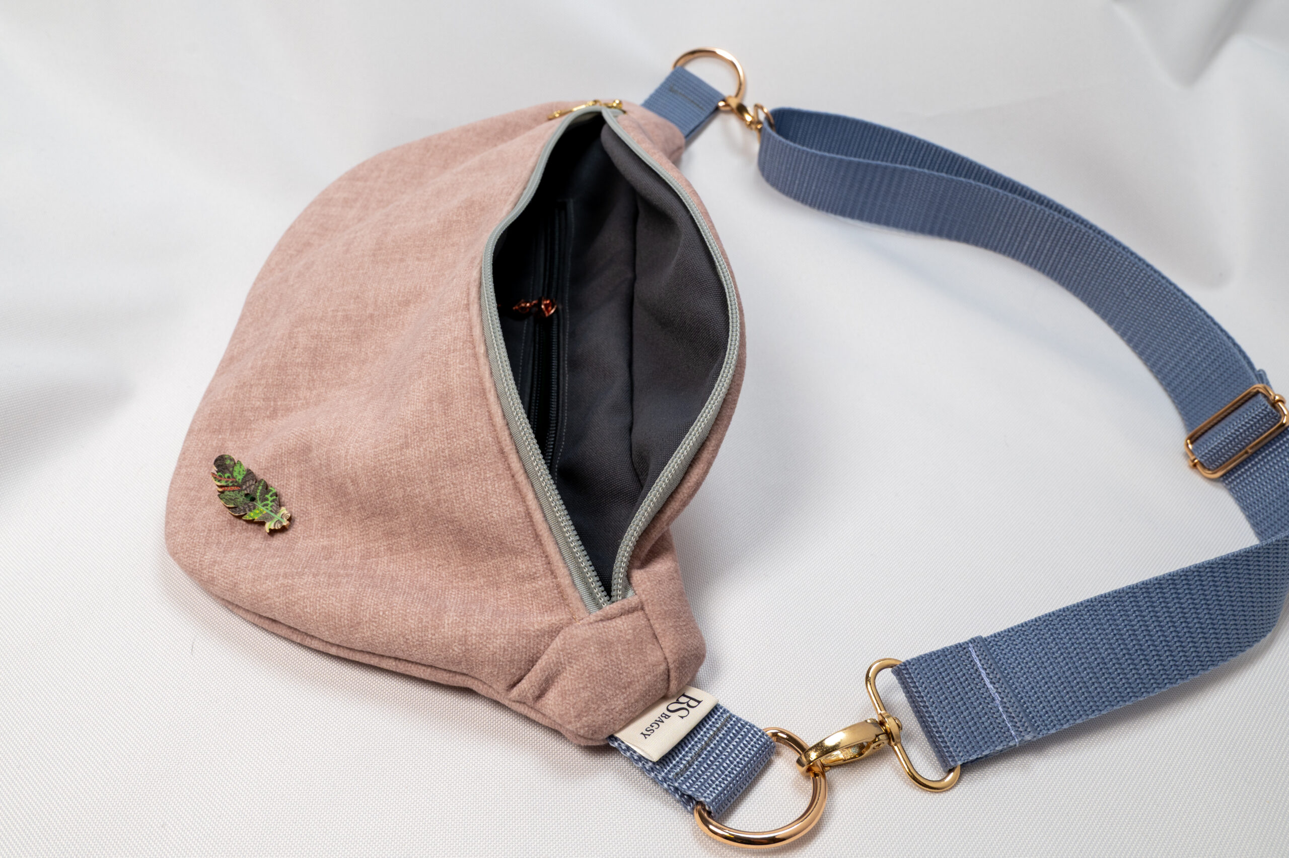 Klasyczna - Pudrowy róż z szaro-niebieskim paskiem - obrazek 2