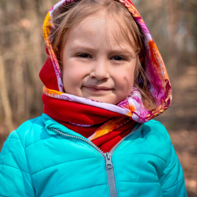 Czerwień z motywem piórek